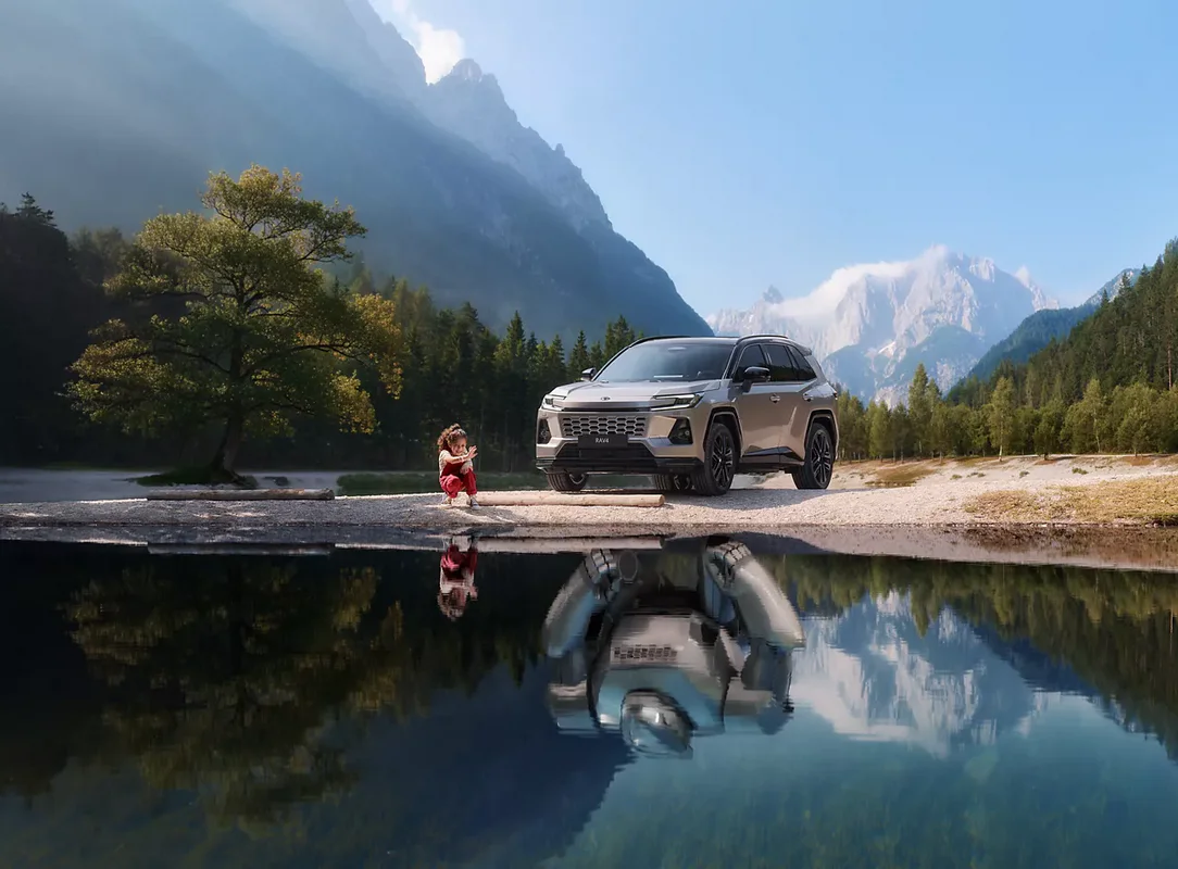 https://scene7.toyota.eu/is/content/toyotaeurope/TOY_RAV4_2025_HUB_ATT_TVC_16x9_60s_PHEV_TITLED-0x1080-3000k